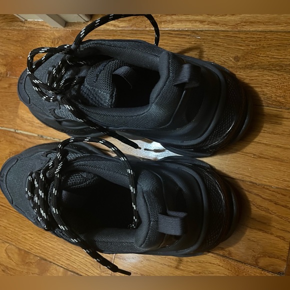 Balenciaga triple s sneakers…I couldn’t find this color on the website - Picture 4 of 6